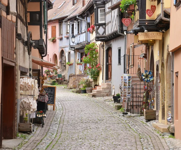 Eguisheim, Francia - 19 giugno 2015: pittoresco villaggio in estate — Foto Stock