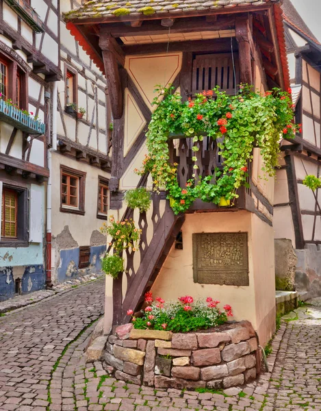 Eguisheim, Francia - 19 giugno 2015: la vecchia e pittoresca villa — Foto Stock