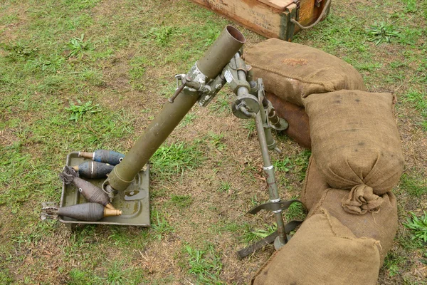 Francia, viejo equipamiento militar de la segunda guerra mundial en el aire s — Foto de Stock