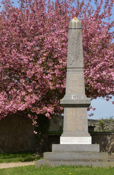 Sagy, Francia - 18 de abril de 2015: el pintoresco pueblo — Foto de Stock