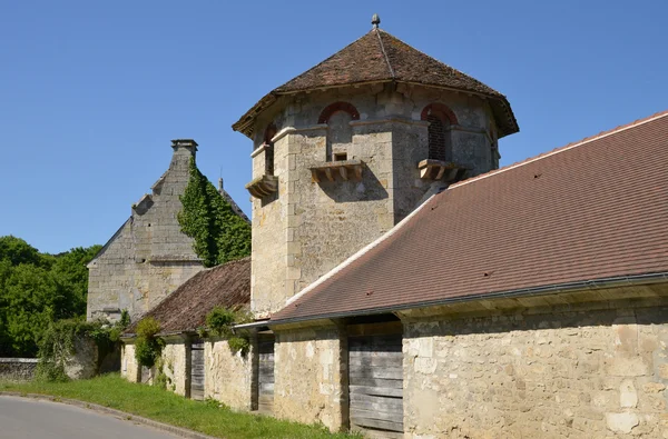 Menouville, França - 6 de abril de 2015: a fazenda do pequeno castelo — Fotografia de Stock