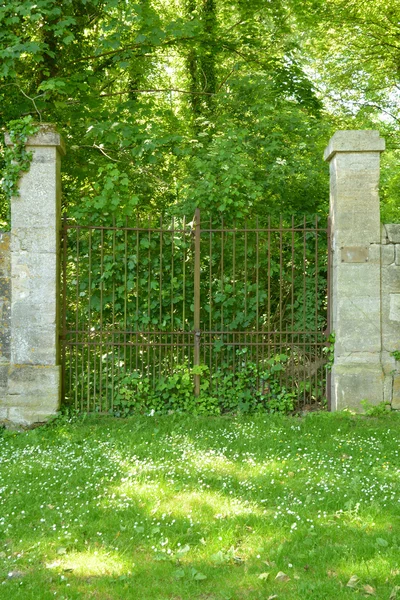 Menouville, Francia - 6 de abril de 2015: el pintoresco pueblo —  Fotos de Stock