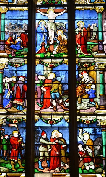 Offranville, Frankrig - 17 juli 2015: vindue af kirken - Stock-foto