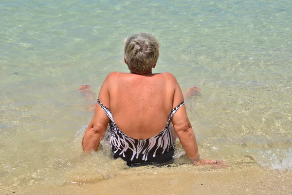 세인트 앤, 프랑스-9 월 6 2015: 목에 앉아 늙은 여자 — 스톡 사진