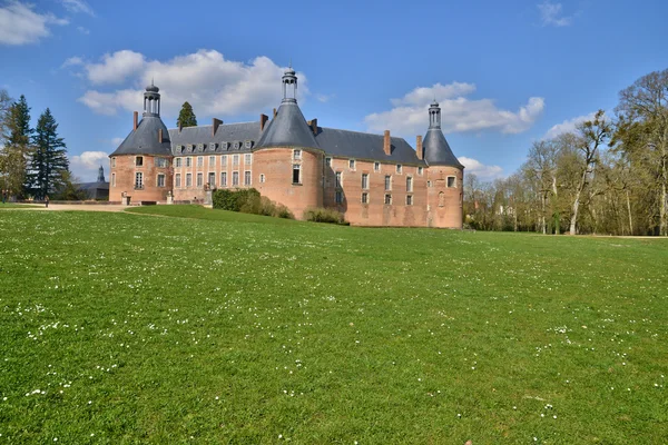 Saint Fargeau, Francia - 5 de abril de 2015: el castillo medieval — Foto de Stock
