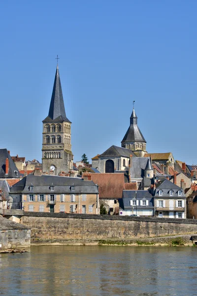 Frankrike, pittoreska staden av La Charite sur Loire i Bourgogne — Stockfoto