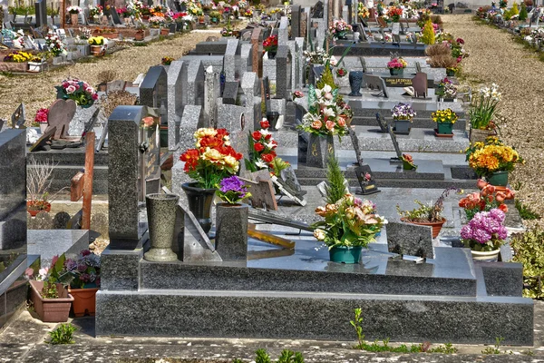 Vernouillet, Franța - 4 aprilie 2015: cimitirul — Fotografie, imagine de stoc