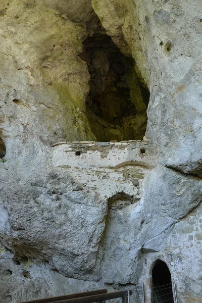 Eslovenia, pintoresco e histórico castillo de Predjama — Foto de Stock