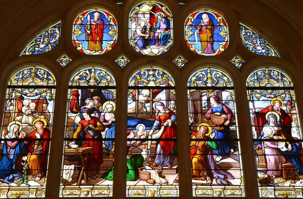 L 小岛亚当，法国-2015 年 6 月 4 日 ︰ 圣马丁教堂的内部 — 图库照片
