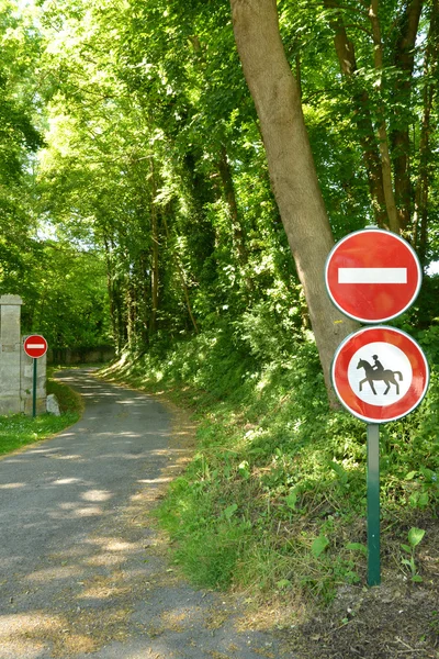 Menouville, Francia - 6 de abril de 2015: el pintoresco pueblo — Foto de Stock