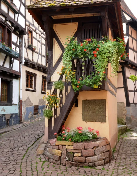 Eguisheim, Francia - 19 giugno 2015: pittoresco villaggio in estate — Foto Stock