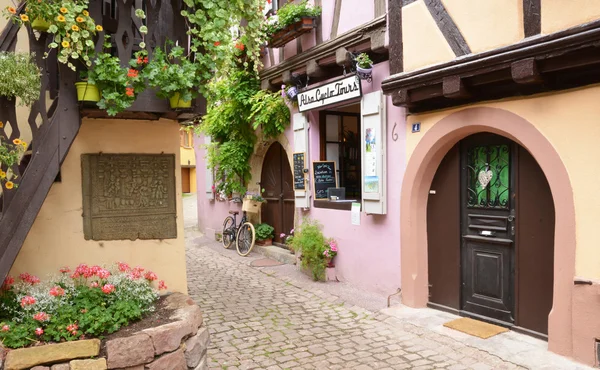 Eguisheim, França - 19 de junho de 2015: pitoresca aldeia no verão — Fotografia de Stock