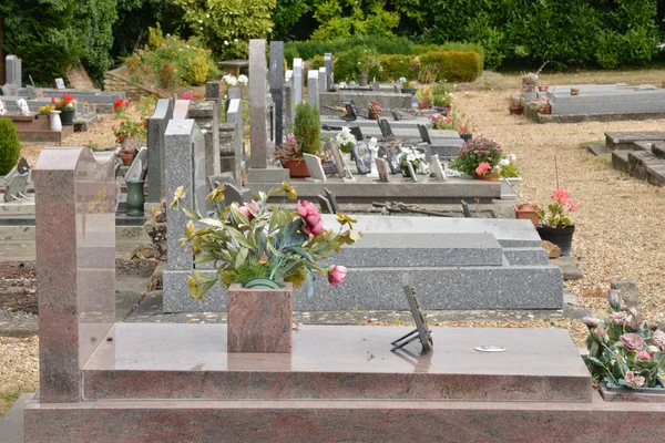 Guiry en Vexin, France - augusti 8 2015: kyrkogården — Stockfoto