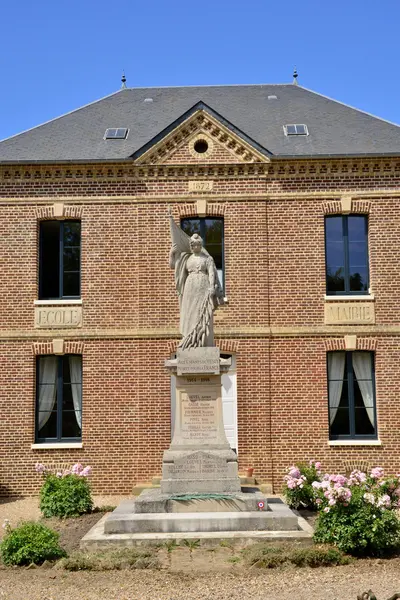 Vesly, Francia - 8 de agosto de 2015: pintoresco pueblo en verano — Foto de Stock