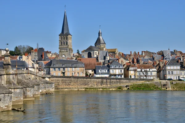 Francie, malebné město La Charité sur Loire v Bourgogne — Stock fotografie