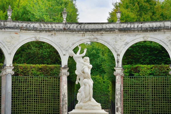 Versalhes; França - 19 de agosto de 2015: estátua de mármore — Fotografia de Stock