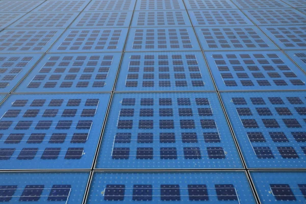 Yerde fotovoltaik paneller — Stok fotoğraf
