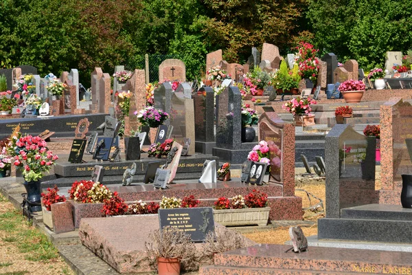 Triel sur Seine, France - August 8 2015: the cemetery in summer — стоковое фото