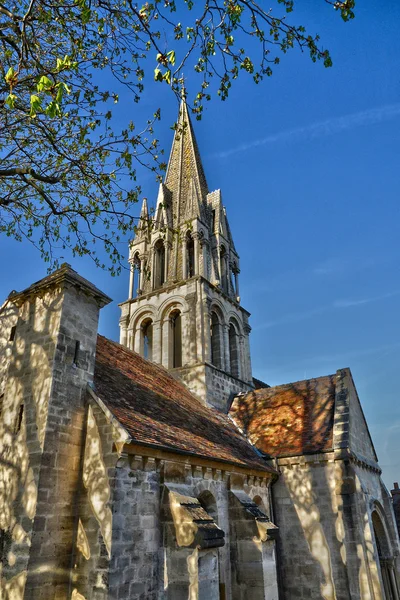Vernouillet, Frankrike - april 12 2015: den pittoreska kyrkan — Stockfoto