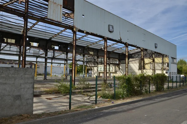 Ruin of an old factory in indutrial estate — Stock Photo, Image