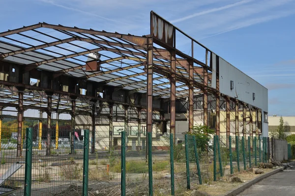 Ruin of an old factory in indutrial estate — Stock Photo, Image