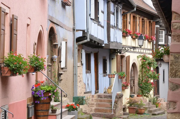 Eguisheim, Fransa - 19 Haziran 2015: yaz aylarında pitoresk köy — Stok fotoğraf