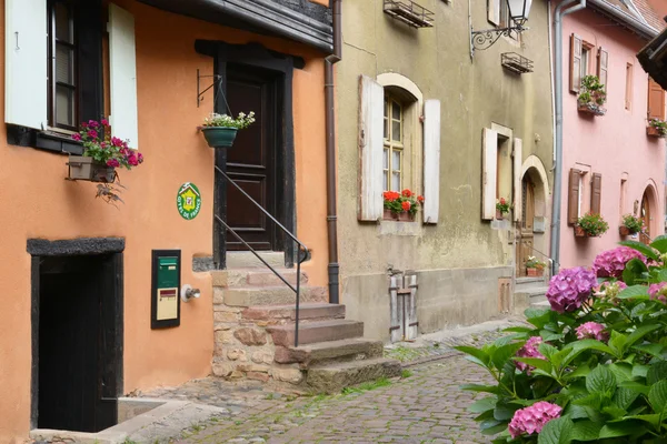 Eguisheim, Frankreich - 19. Juni 2015: Malerisches Dorf im Sommer — Stockfoto