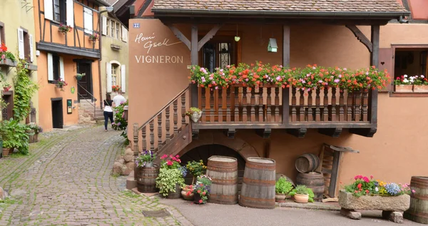 Eguisheim, Francja - 19 czerwca 2015 r.: malownicza wieś na lato — Zdjęcie stockowe