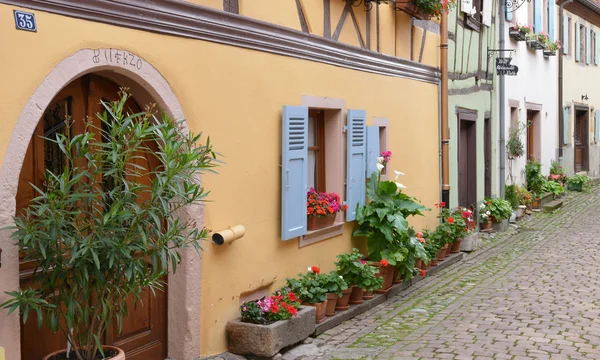 Eguisheim, Frankrijk - 19 juni 2015: pittoresk dorpje in de zomer — Stockfoto