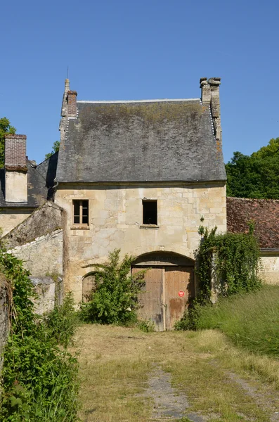 Menouville, França - 6 de abril de 2015: a fazenda do pequeno castelo — Fotografia de Stock