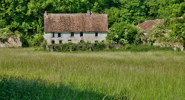 Menouville, フランス - 2015 年 4 月 6 日: 小さな城のファーム — ストック写真