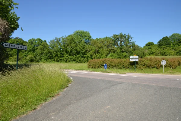 Menouville, Frankrijk - april 6 2015: het platteland in de buurt van het vil — Stockfoto