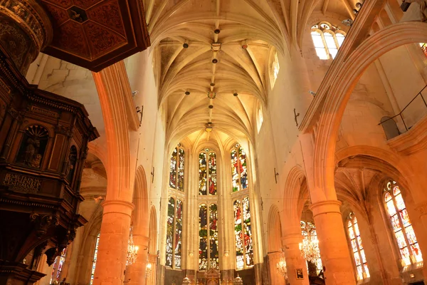 L Isle Adam, France - 4 juin 2015 : Intérieur de l "église Saint Martin — Photo