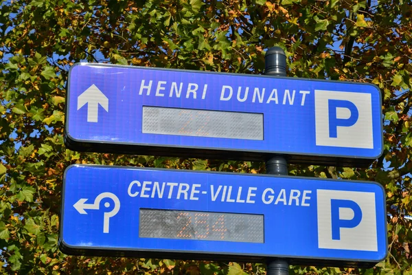Francia, señalización de aparcamiento en la ciudad de les mureaux —  Fotos de Stock