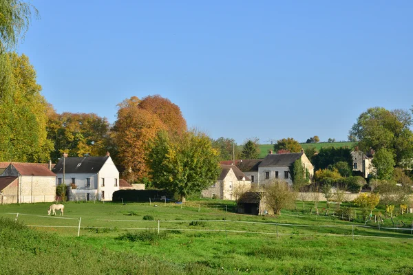 Francie, v malebné vesničce seraincourt — Stock fotografie
