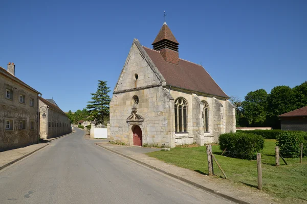 Theuville, Frankrijk - 4 juni 2015: het schilderachtige dorpje — Stockfoto