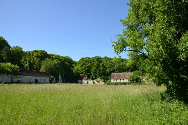 Menouville, Frankrike - april 6 2015: gården lilla slott — Stockfoto