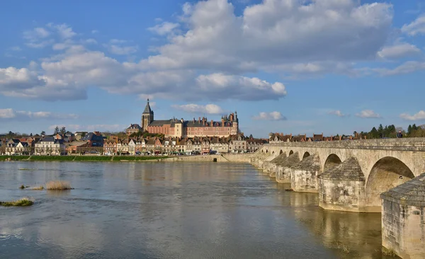 Gien, Francia - 5 de abril 2015: el puente y la ciudad en —  Fotos de Stock
