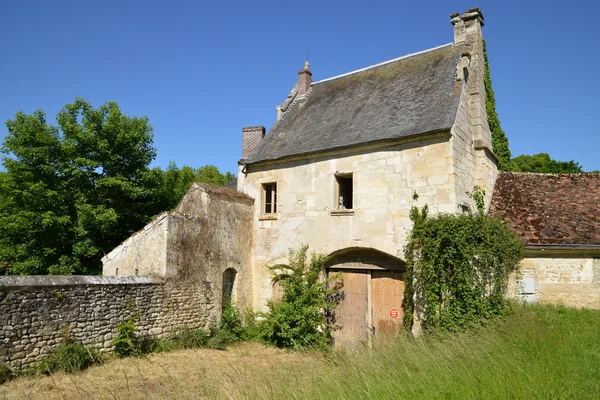 Menouville, Francia - 6 aprile 2015: la fattoria del piccolo castello — Foto Stock