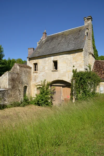 Menouville, França - 6 de abril de 2015: a fazenda do pequeno castelo — Fotografia de Stock