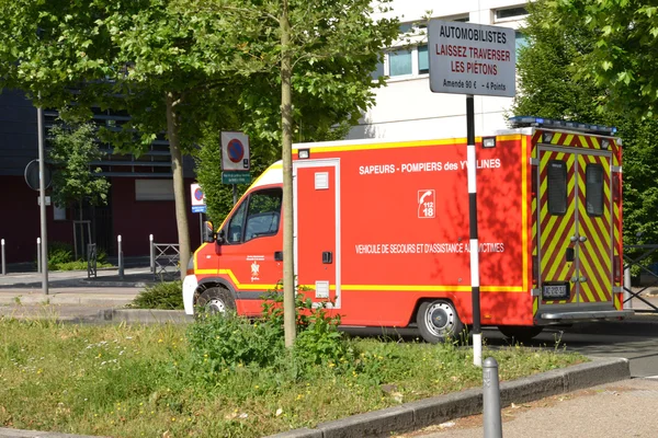 Les Mureaux, France - june 6 2015 : a fireman truck — Stock Photo, Image