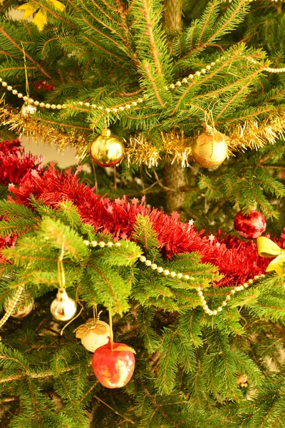 Perto de uma árvore de Natal em uma casa — Fotografia de Stock