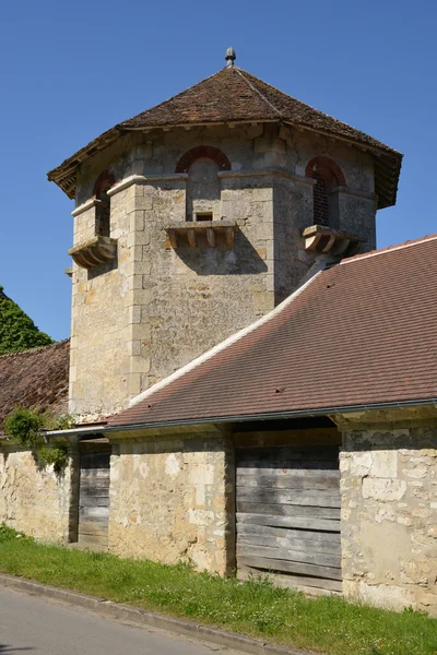 Menouville, França - 6 de abril de 2015: a fazenda do pequeno castelo — Fotografia de Stock