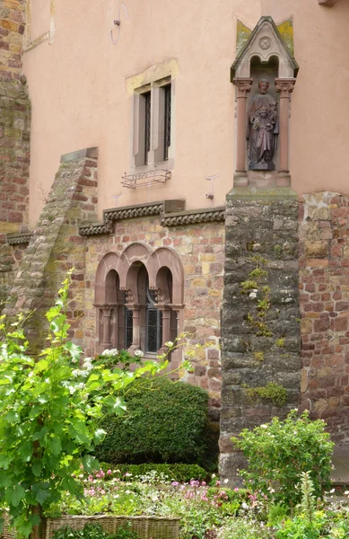 Eguisheim，法国-2015 年 6 月 19 日 ︰ 风景如画的村庄里，在夏天 — 图库照片