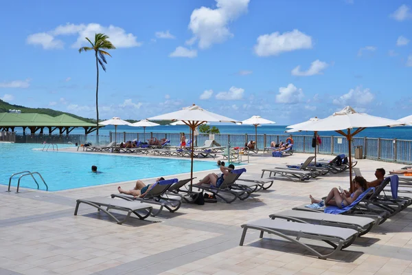 Sainte Anne, Francia - 6 de septiembre de 2015: una piscina del hotel — Foto de Stock