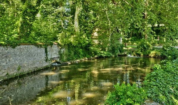 Menouville, Francia - 6 de abril de 2015: el pintoresco pueblo — Foto de Stock