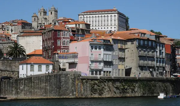 Oporto, Portugal - 10 de julio de 2010: centro de la ciudad — Foto de Stock