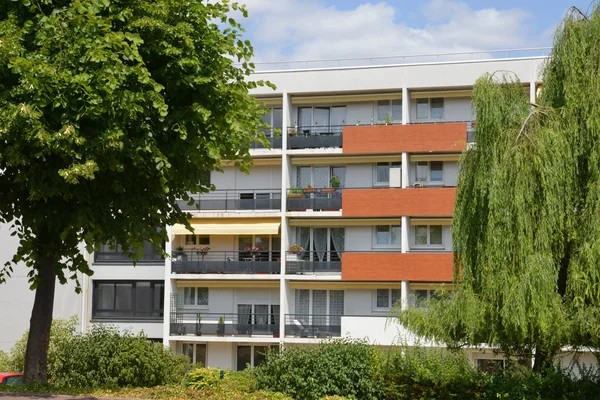 Verneuil sur Seine; cidade, França - 9 de julho de 2015: bloco de apartamentos — Fotografia de Stock