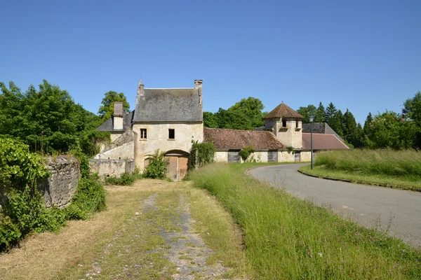 Menouville, Francia - 6 de abril de 2015: la granja del pequeño castillo —  Fotos de Stock