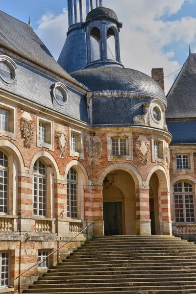 Saint Fargeau, Francia - 5 de abril de 2015: el castillo medieval — Foto de Stock